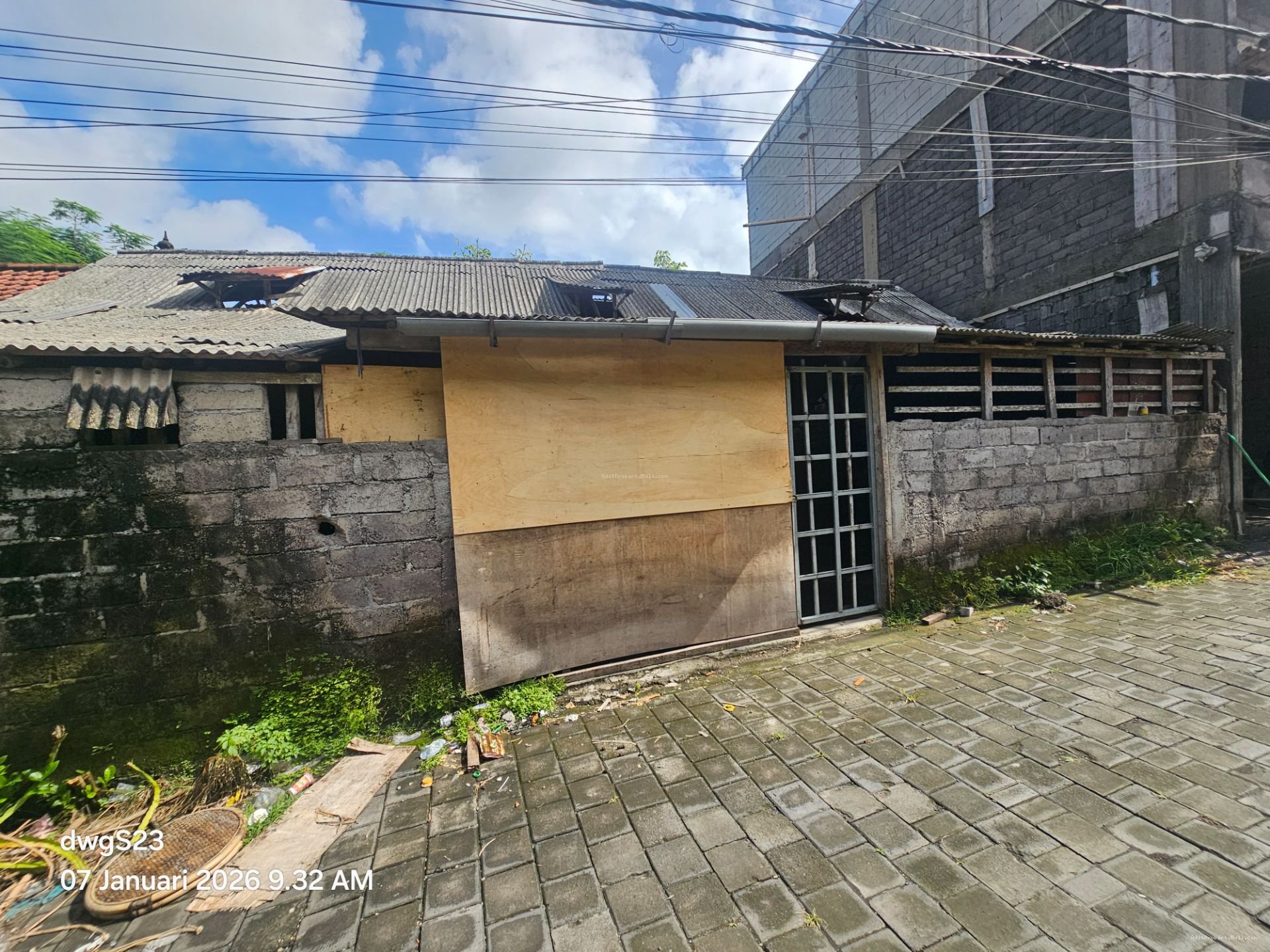 tanah komersil tiying tutul