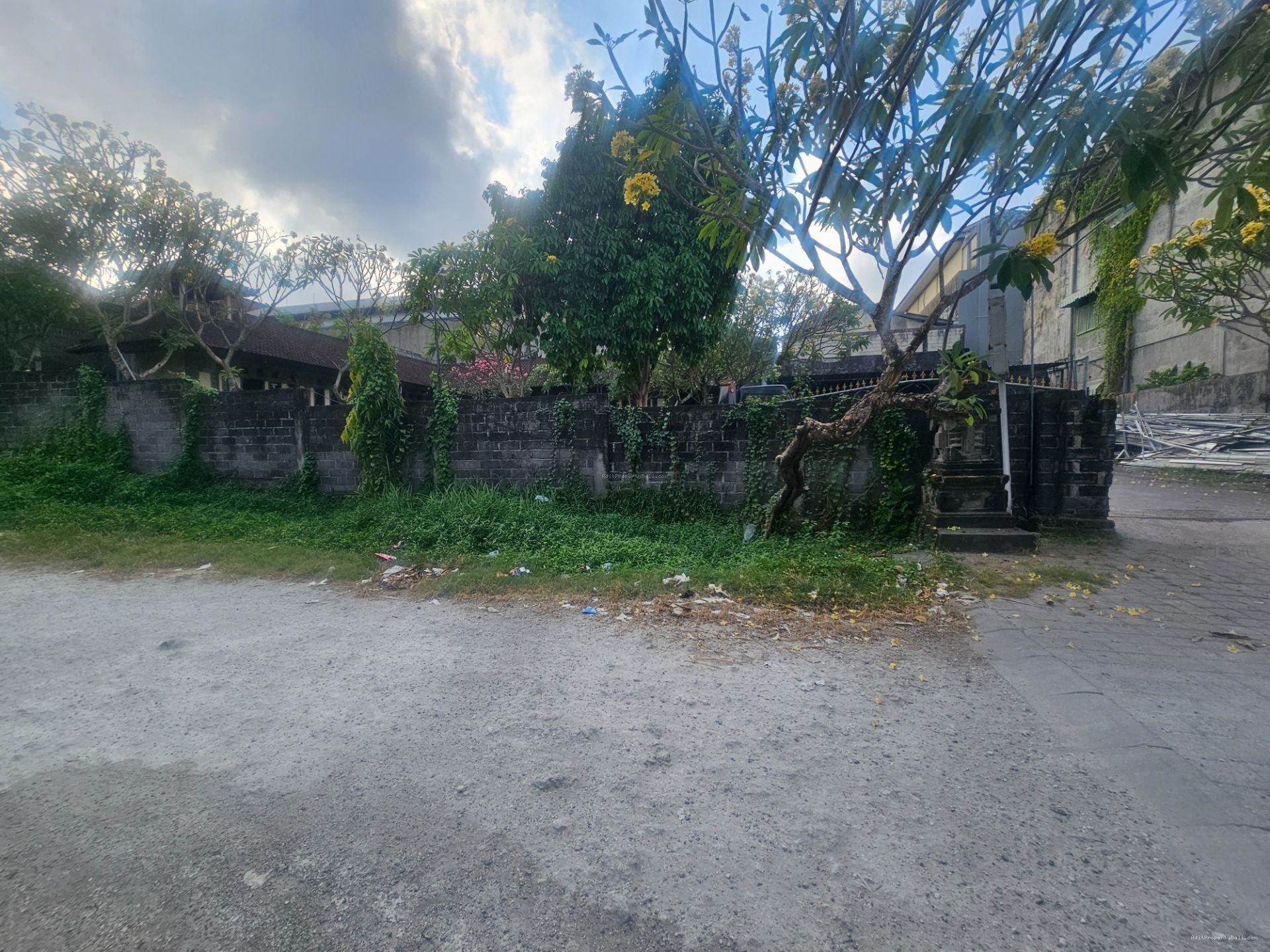 tanah mahendradata P
